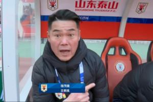 挂职主帅!赛前转播镜头给到宿茂臻,宿茂臻示意让其拍身旁的韩鹏 - 资讯配图