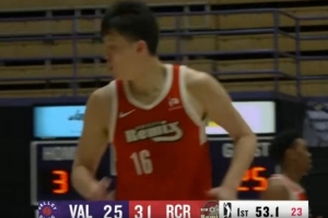 抖擞精神！杨瀚森三分线外架好炮台坚决出手 皮球空心入网 - 资讯配图