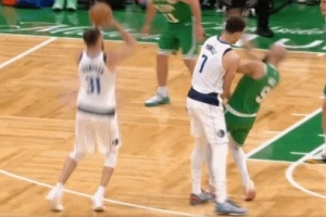 可惜！克莱速射三分命中 但因德怀特·鲍威尔进攻犯规被判无效 - 资讯配图