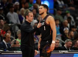 布克第三节单节18分 奥特:你身边有超级巨星时 才能见识如此时刻 - 资讯配图