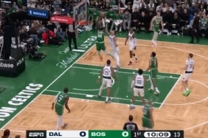 来了！塔图姆信手一抛助奎塔空接双手暴扣 回归第一次助攻 - 资讯配图