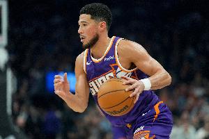 不理想!布克半场6投仅2中拿到7分4助 三分4中1 - 资讯配图