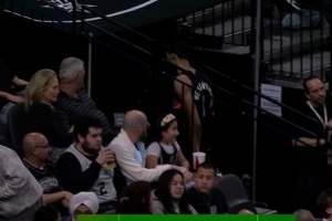 虚惊一场！首节未结束文班亚马突然返回更衣室 已经回到场边 - 资讯配图