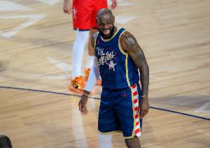 解说:詹姆斯若想打肯定还想要5200万年薪 哪支球队给得起呢? - 资讯配图