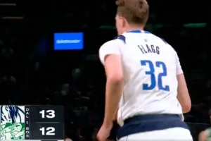 仙人指路！米德尔顿单臂炮弹长传 弗拉格快下接球轻松打中 - 资讯配图