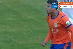 非常不满!克雷桑连续过人后被对方伸腿绊倒,裁判未吹犯规 - 资讯配图