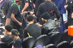 行动如常！狄龙随球队一起出席今日对阵鹈鹕比赛 便装坐在板凳席 - 资讯配图