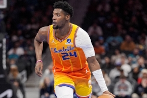 越打越好!米勒半场出战15分钟 9中6&三分3中2砍19分7板4助2断 - 资讯配图