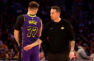 避免第16次技犯！雷迪克打趣：东契奇今晚和裁判进行了愉快的对话 - 资讯配图