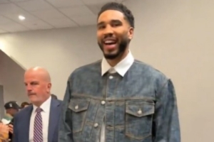 回归首秀!塔图姆赛前笑容满面到场:我们强势回归 我们回来啦! - 资讯配图