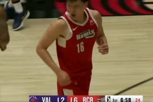 很自信！杨瀚森高位拿球 果断出手中投稳稳命中 - 资讯配图