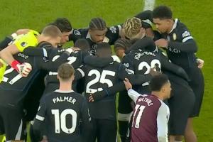 整活维拉开球前切尔西众将将球团团围住,解说直呼很荒唐 - 资讯配图