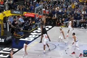 回归首球！阿隆·戈登接球直冲内线 起飞送上暴扣打停对手 - 资讯配图