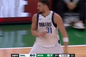 手感火热！克莱反跑接球 速射三分再度洞穿篮心 - 资讯配图