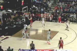 明显是给杨瀚森设计的战术！混音一个漂亮的战术配合送小杨扣空篮 - 资讯配图