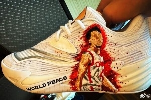 赵继伟全明星正赛球鞋！两只鞋上有他代表国家队的两个DIY形象 - 资讯配图