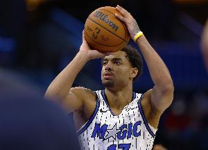 要花！杰特·霍华德三分命中 魔术客场领先森林狼20分 - 资讯配图