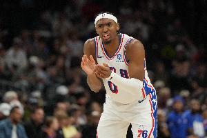 最后时刻受伤！马克西22中12拿31分5助 上半场22分&下半场遭包夹 - 资讯配图