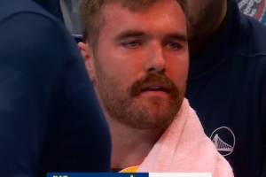 生涯首个恶犯！斯潘塞追防以赛亚·乔直接打到后者面部倒地 - 资讯配图