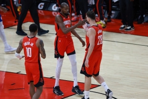 KD疑似使用小号评论队友!小托马斯:用小号不可取 直接说更好 - 资讯配图