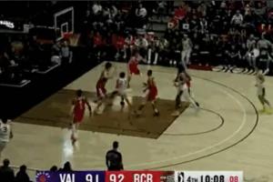 毫不畏惧！杨瀚森身背5犯仍积极补防 被肘到面部造成对手进攻犯规 - 资讯配图