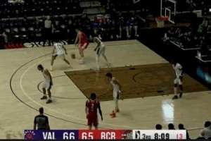 干就完事了！杨瀚森清空一侧背身单打 对抗后转身打板上篮反超！ - 资讯配图