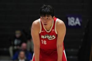 可圈可点!杨瀚森及时调整2中0后6中5 半场11分6板3助1断! - 资讯配图