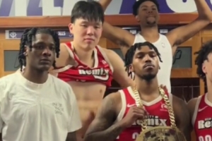 杨瀚森秀了一把腹肌！混音队赛后在更衣室庆祝胜利 - 资讯配图