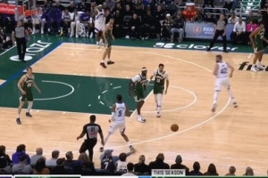 别太离谱了！贝利弧顶横穿直接越过两名队友扔出界失误 - 资讯配图