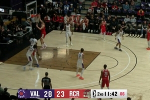 灵活跑位！杨瀚森借队友掩护绕到篮下接球单臂劈扣 - 资讯配图