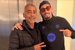 拉菲尼亚社媒晒与巴西传奇球星罗马里奥合影：很高兴与你相遇！ - 资讯配图