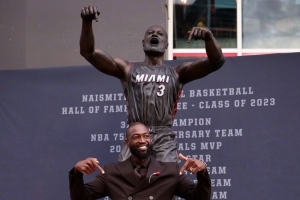 韦德谈雕像争议：从泥塑到铜制成品差异很大 乔丹的也不像 - 资讯配图