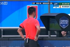 没有点球！托利奇禁区倒地，VAR提醒主裁回看，主裁认定非点球 - 资讯配图