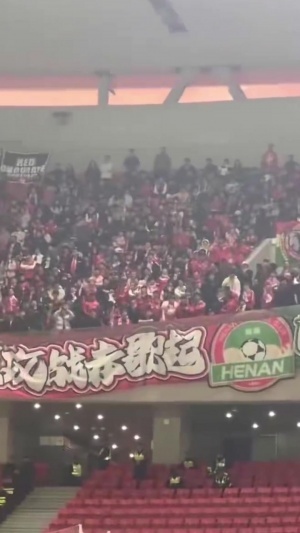 历史恩怨！做客海港的河南球迷高喊：XX徐根宝 - 资讯配图