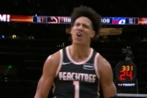 霸气侧漏！杰伦·约翰逊强突乌布雷 顶着两人双手滑翔暴扣！ - 资讯配图