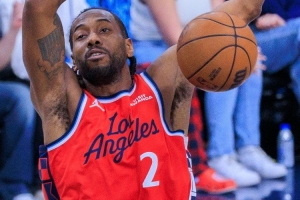 追到个位数了！伦纳德弧顶转身到篮下双手暴扣&反击跟进再扣 - 资讯配图