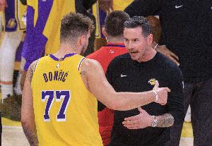 雷迪克:东契奇能限制持球人 他是最好的侧翼防守篮板手之一 - 资讯配图