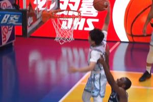 完成心愿！迪亚洛助一臂之力 徐杰单臂劈扣得手！ - 资讯配图