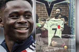 对手球迷举“萨卡垃圾”球衣,萨卡赛后晒照回复:我也爱你们 - 资讯配图