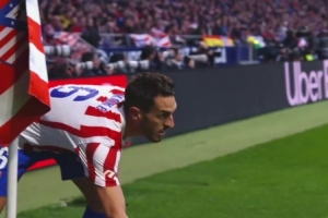 吉梅内斯将鸽子抱出比赛场地，全场球迷为他送上掌声 - 资讯配图