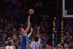 金州唯一高塔！波尔津吉斯高举高打 转身跳投打板进筐 - 资讯配图