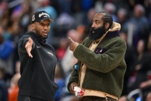 骑士不惧伤病&替补阵容深厚又能打！哈登真没打过这么富裕的仗 - 资讯配图