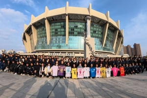 上海申花特邀上海高中足球联赛女足队伍和申花上体女足观看揭幕战 - 资讯配图