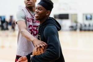 明日凌晨将战凯尔特人！骑士官方晒今日训练照 哈登&米切尔出镜 - 资讯配图