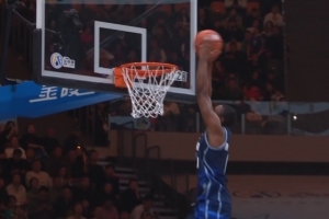 无限起飞！迪亚洛切入接赵继伟回传空接拽筐暴扣 - 资讯配图