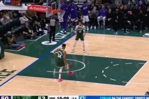 秀上脚法了！字母哥脚踢球给罗林斯发底线球 - 资讯配图