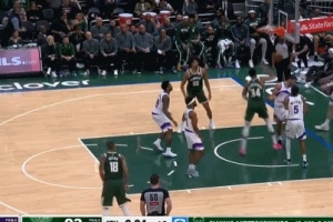 我来一这个！字母哥加罚不中自己抢板直接扣进2+2 - 资讯配图