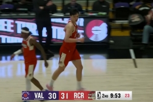 越打越放松！杨瀚森下沉底角接球三分 自信出手命中！ - 资讯配图