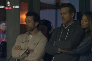 国际巨星！雷克瑟姆老板“死侍”瑞安·雷诺兹，现场观战vs切尔西 - 资讯配图