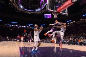 看着都疼！迪文岑佐一掌击中贝恩面部 被吹一级恶意犯规 - 资讯配图